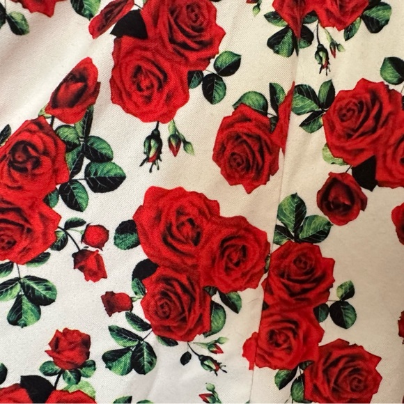 Adorable skater skirt with red rose design - Picture 2 of 8